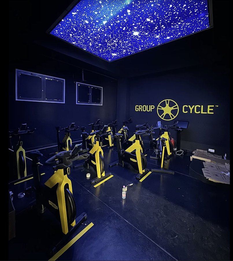 Group Cycle sous un ciel étoilé